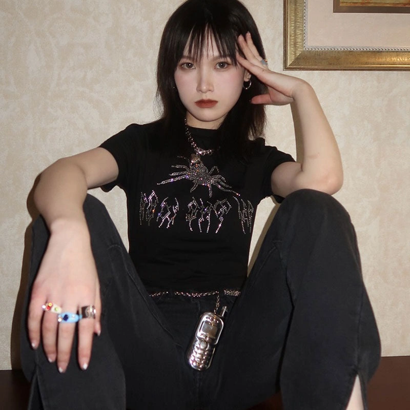 Y2K Rhinestone Edderkop Top: Glitter, Glamour og Gotisk Sensualitet!